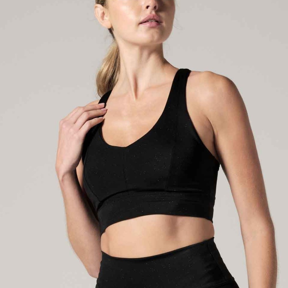 Sleek Black Sports Bra with Stretchy Fabric